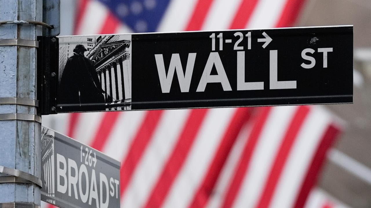 Wall Street sets records as tech offsets uncertainties