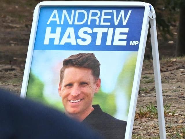 Senior Liberal backs rogue MP's immigration stance