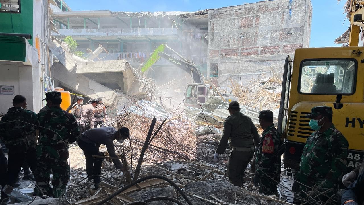 Death toll from Indonesian school collapse rises to 37