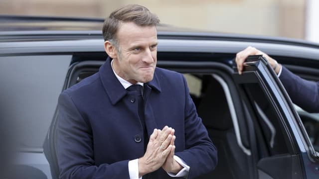 France's Macron pressed to end political 'mess'