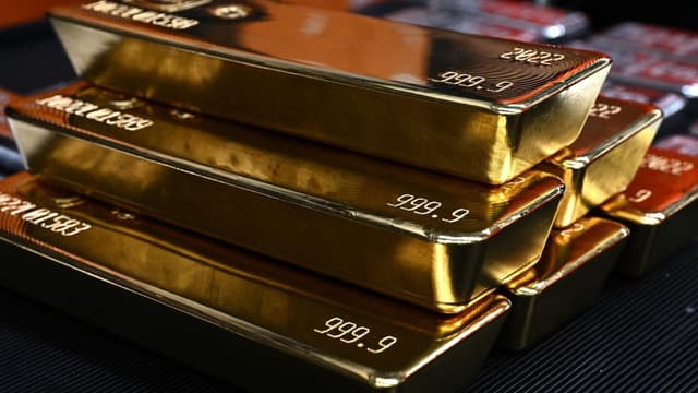 Gold price breaks ceiling as Australian shares fade