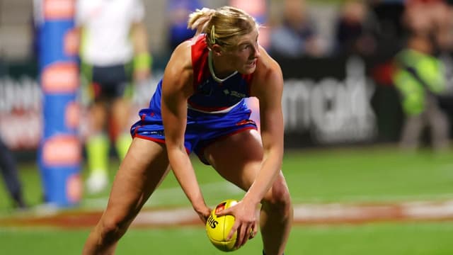 Bulldogs put battling Bombers to the sword in AFLW