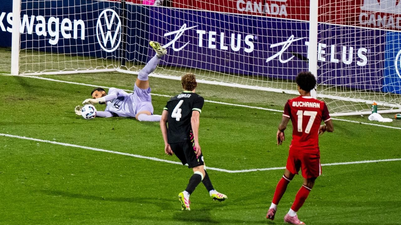 Izzo makes case to dislodge Roos skipper at World Cup