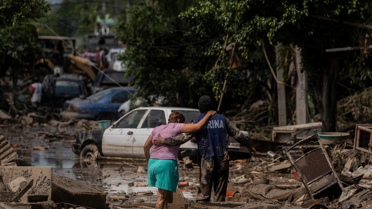 Heavy rain flood Mexico towns, 130 dead or missing