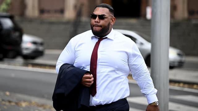 Ex-Test cricketer's drug rip-off assailant apologises