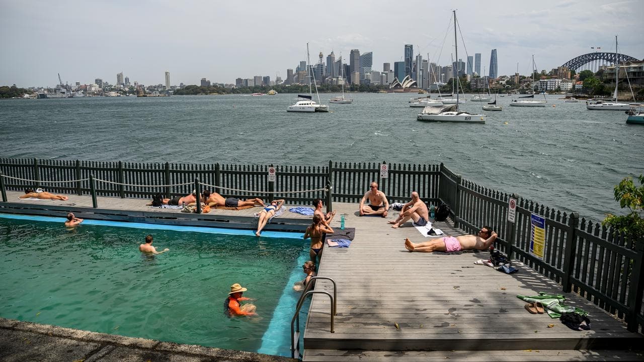 Men swept from pier dead, extreme heat to smash records