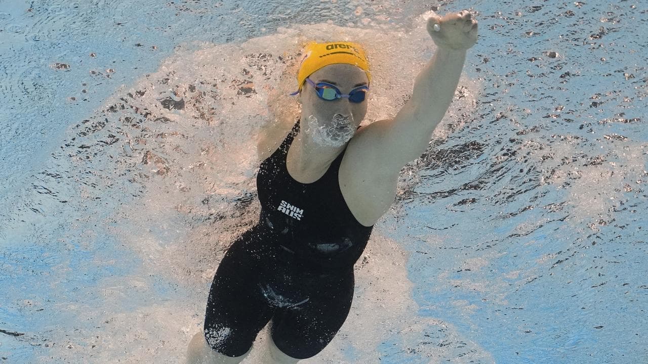 Aussie superstar breaks her own 200m world record