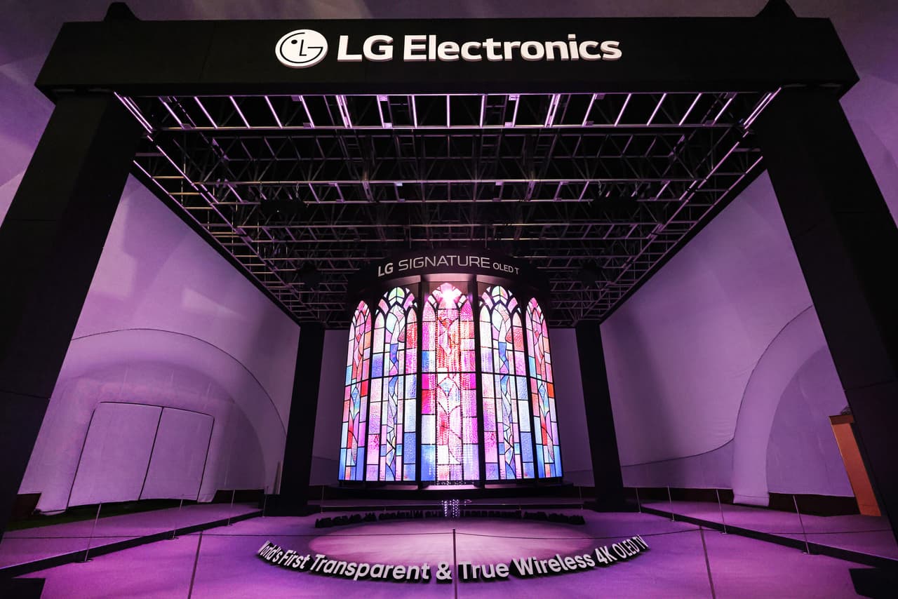 LG STUNS GLOBAL LEADERS AT APEC 2025 WITH A GRAND MEDIA CHANEDLIER MADE OF TRANSPARENT OLED TVS