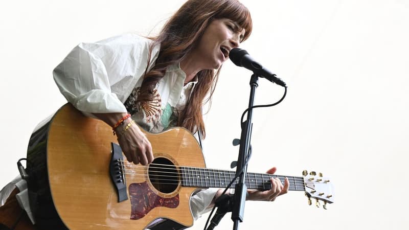 Doesn't that sound familiar? Singer pops up for pollies