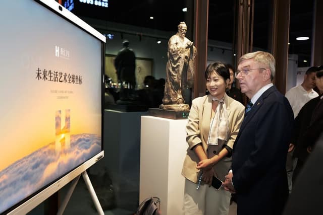 Bach Visits Guangzhou, Praising One Heung Kong: Truly Magnificent!