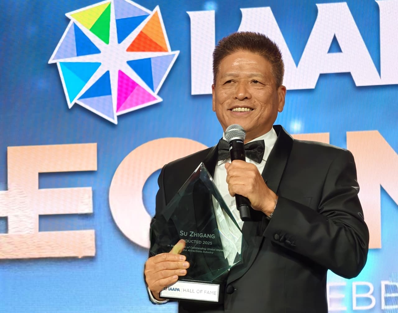 First in China! Su Zhigang, Chairman of China's Chimelong Group, Inducted into the IAAPA Hall of Fame
