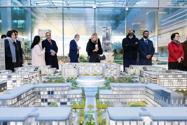 Xinhua Silk Road: Think tank delegation tours JD.com global headquarters, experiencing its digital intelligence innovations