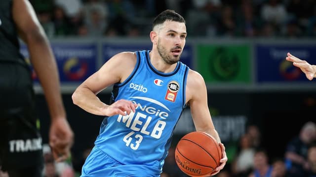 United hang on to win heartstopper over Hawks