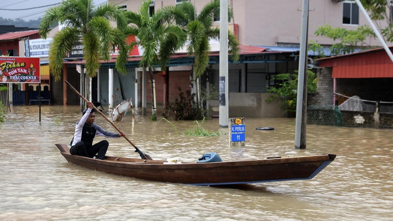 Asia flood deaths at 321, recovery operations step up