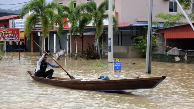 Asia flood deaths at 321, recovery operations step up