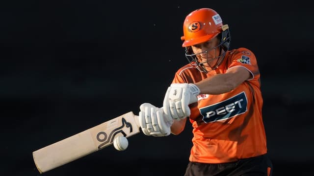 Devine masterclass inspires Scorchers to down Renegades