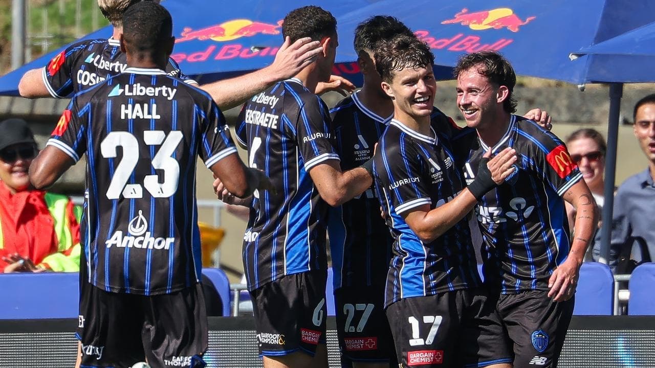 Auckland survive late scare to prevail in ALM derby