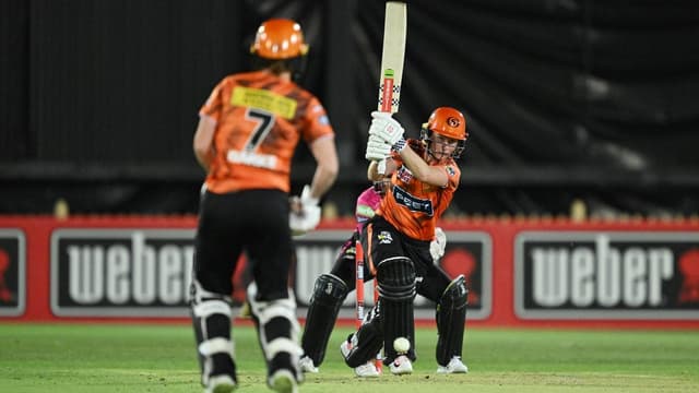 Mooney magic continues as Perth reach WBBL decider
