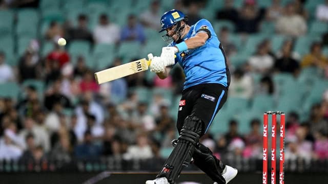 Strikers pull off last-over upset win over Sixers