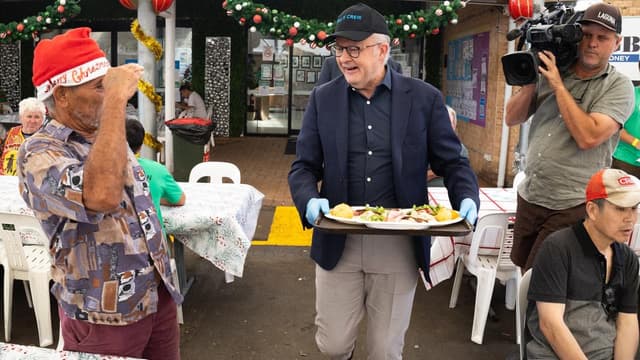 PM picks up the tongs, serving Christmas lunch and hope
