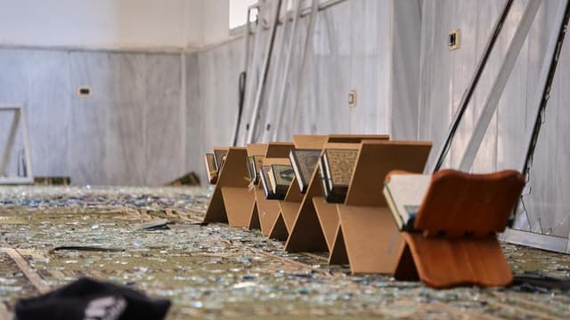 Hundreds mourn in Syria after deadly mosque bombing