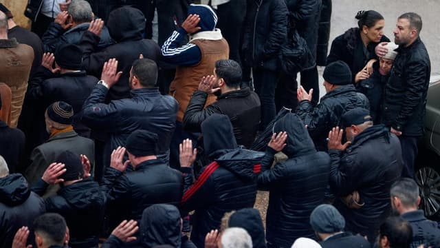 Hundreds mourn in Syria after deadly mosque bombing