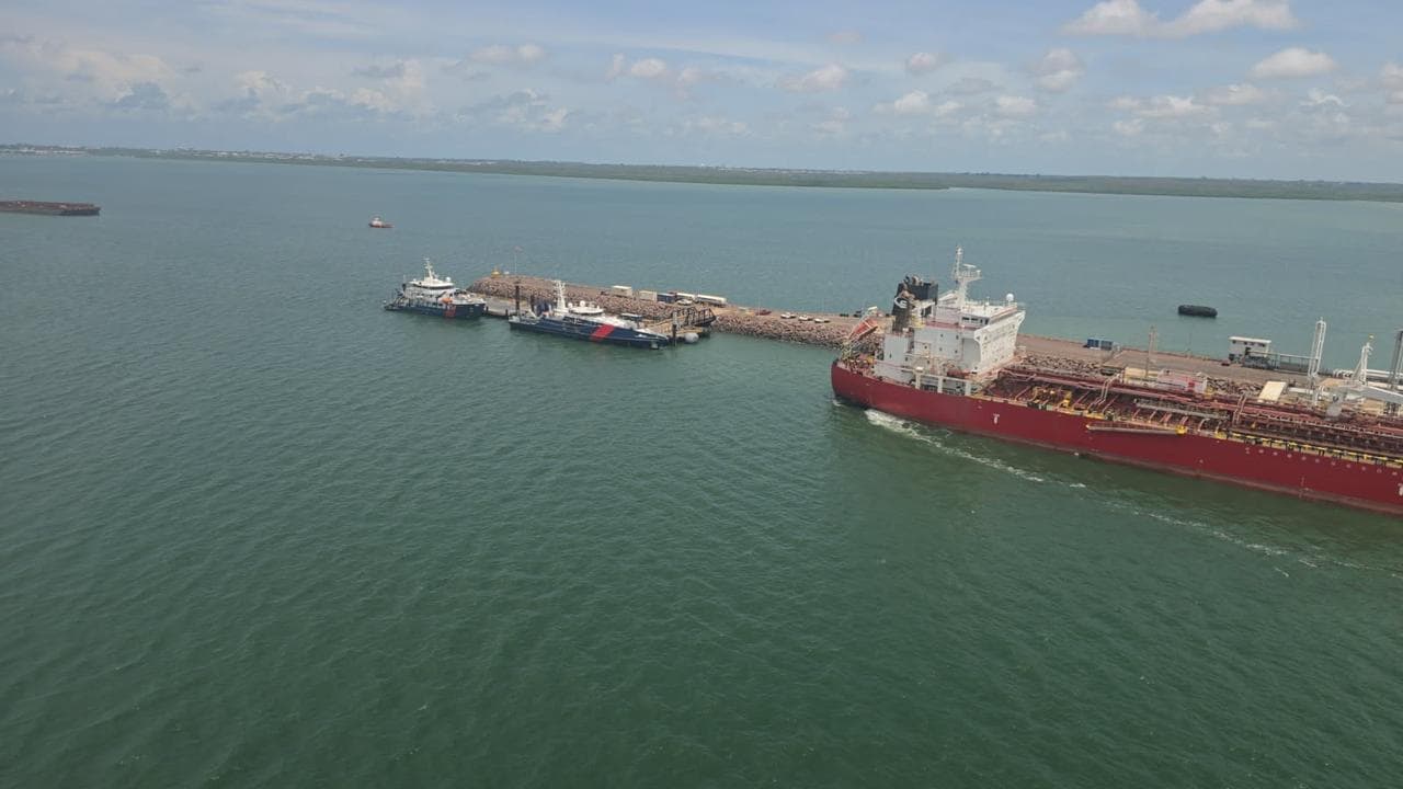 Divers brave crocs in search for body seen in water