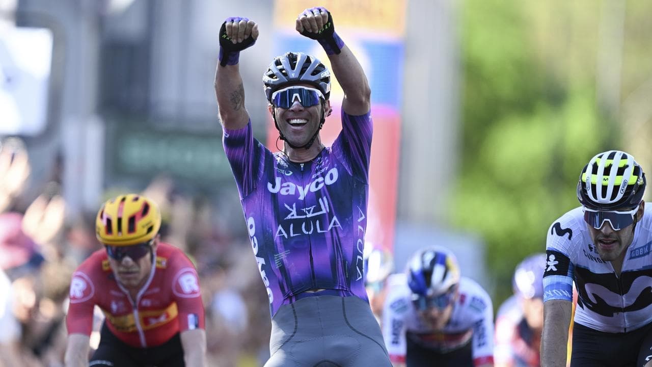 Behind the 'Bling', Matthews shows steely resolve