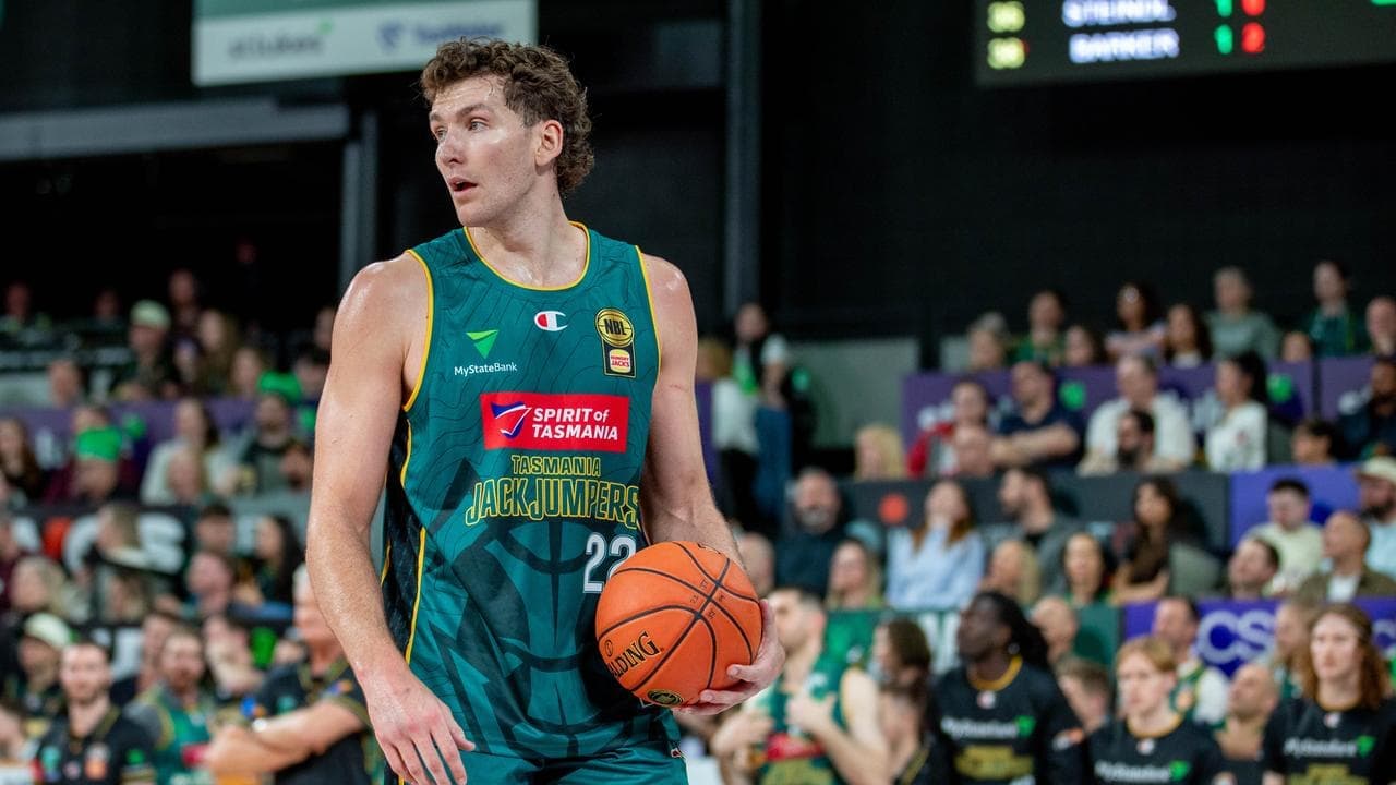 Career-best Magnay shines as JackJumpers topple United