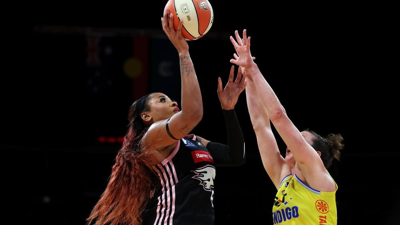 Sydney upset Bendigo to keep finals hopes flickering