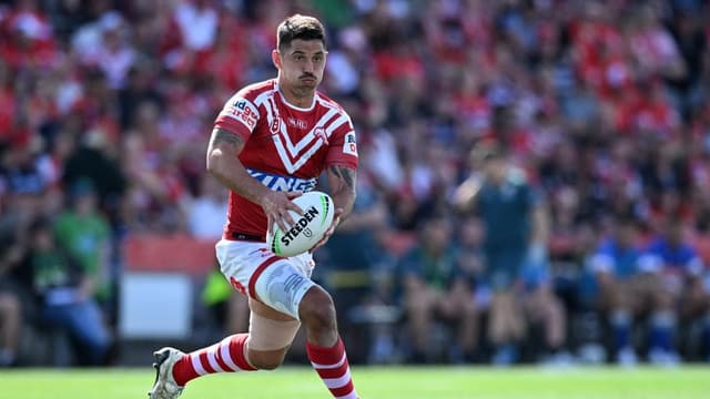 Freak knee injury rules Dolphins star out until April