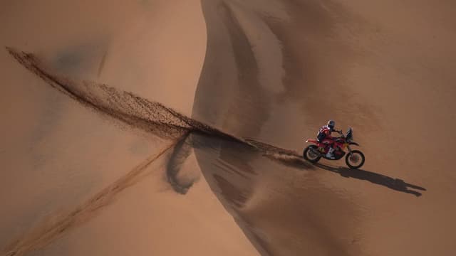 Aussie cops penalty, still leads Dakar 'rollercoaster'