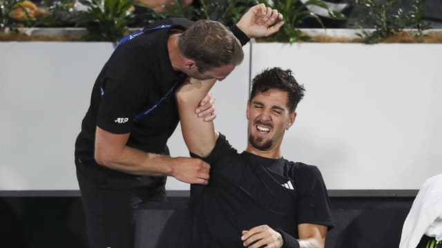 Kokkinakis injury flares, but wins singles comeback