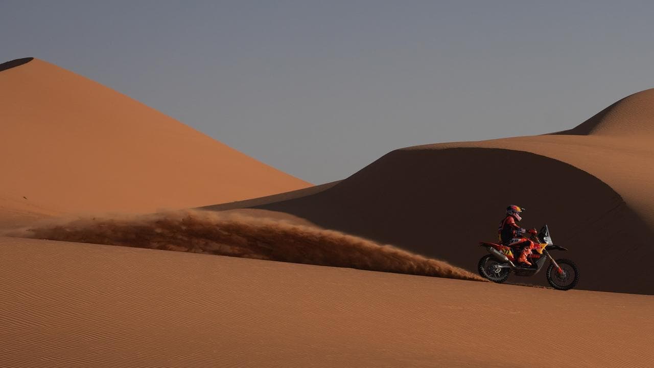 Aussie Sanders surrenders lead in Dakar desert defence