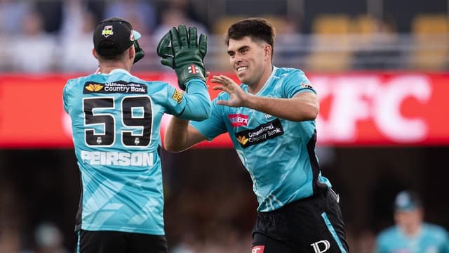 Heat steal remarkable final-over win over Hurricanes