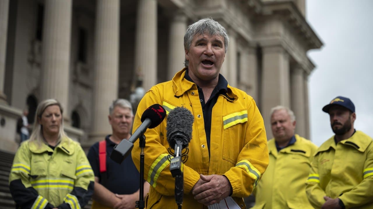 Bushfires spark inquiry call as funding debate rages