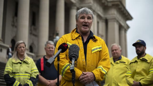 Bushfires spark inquiry call as funding debate rages