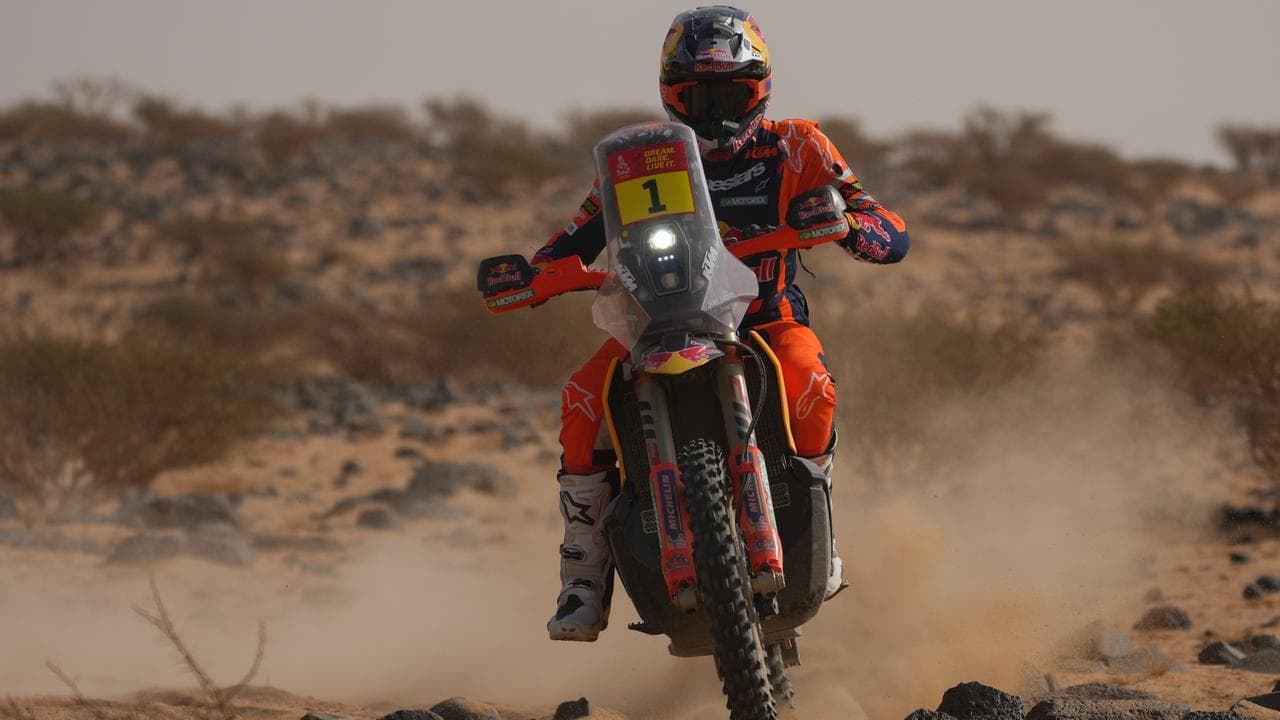 Brave Sanders battles on in Dakar Rally despite injury