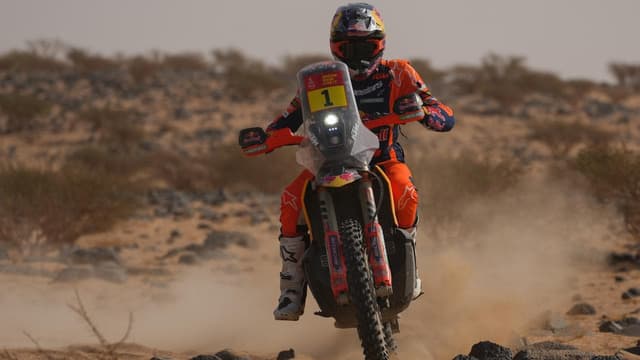Brave Sanders battles on in Dakar Rally despite injury