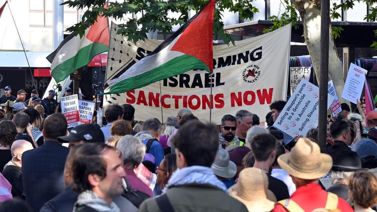 Demonstrators defy protest ban, oppose Israeli's visit