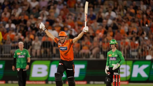 Scorchers lock up top spot as fumbly Stars tumble