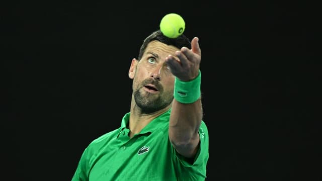 Djokovic kicks off slam record bid in style
