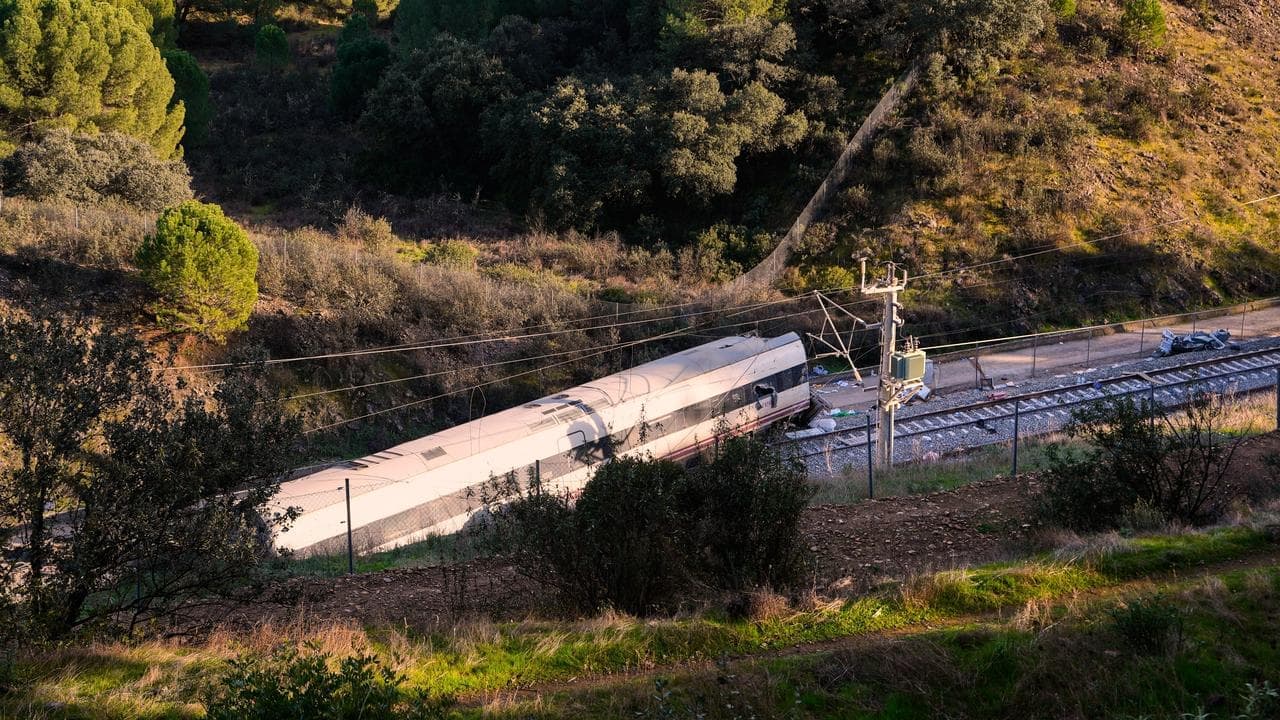 Spain begins three days of mourning after train crash