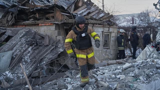 Russian strikes cut heat to thousands of Kyiv buildings