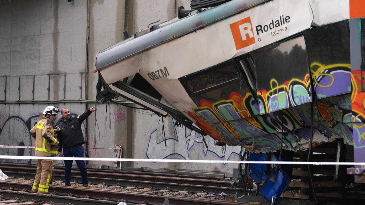 Spanish train drivers call for strike after derailments