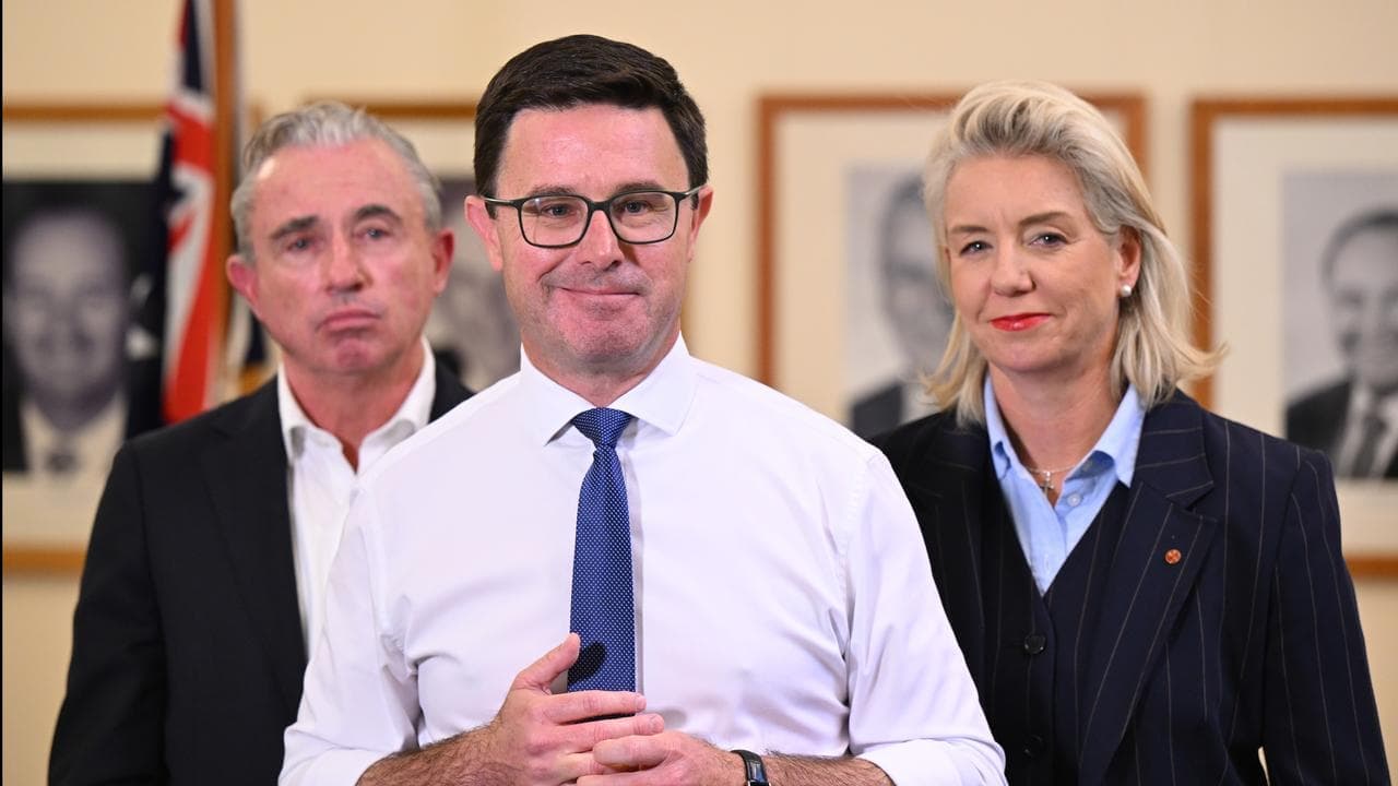 Nats hold crisis talks after senators quit front bench