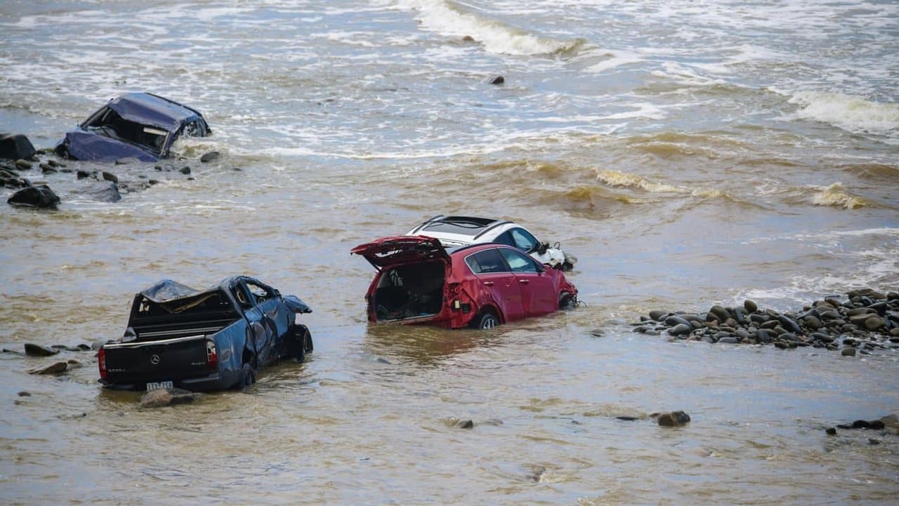 Wrecked cars choppered out of surf as fire threat grows