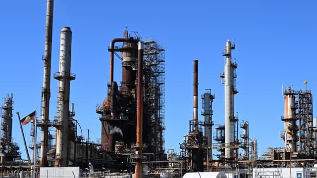 Santos lifts output, sales as first Barossa cargo loads