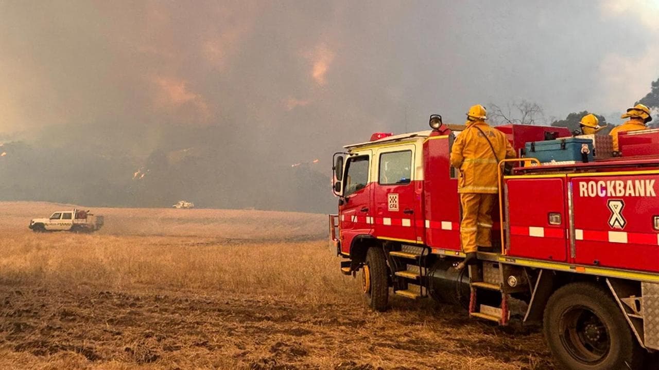 Houses lost as 'erratic' bushfire threatens towns