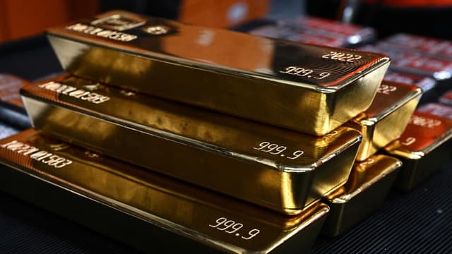 Precious metals surge ever higher as US dollar fades